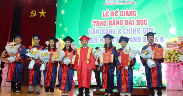 Trao bằng cử nhân ngôn ngữ Anh cho gần 300 cán bộ, công chức, viên chức- Ảnh 1.